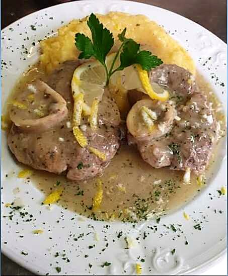 Arrostino di vitello con albicocche e menta fresca, servito con polenta.