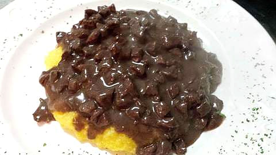 Il brasato di manzo su polenta: il piatto simbolo del Varesotto, cotto a lungo.